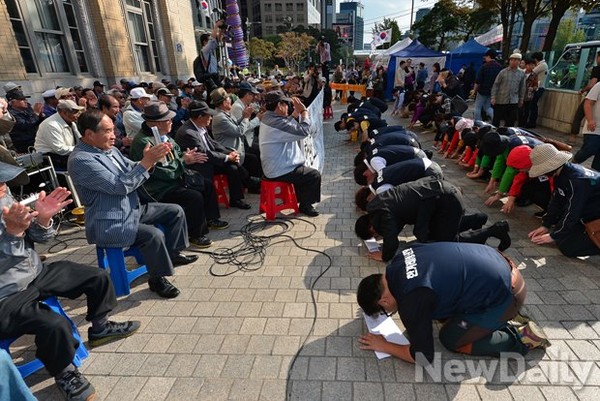 ▲ 6일 오후 서울 동아일보사 앞에서 '한겨레 청년단' 회원들이 어버이연합 회원들에 절을 올리고 있다. 2014.10.6 ⓒ 뉴데일리 정상윤 기자