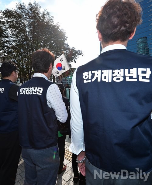 ▲ 6일 오후 서울 동아일보사 앞에서 '한겨레 청년단' 회원들이 어버이연합 회원들에 절을 올리고 있다. 2014.10.6 ⓒ 뉴데일리 정상윤 기자