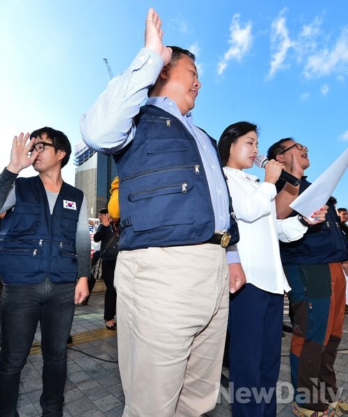 ▲ 6일 오후 서울 동아일보사 앞에서 '한겨레 청년단' 회원들이 어버이연합 회원들에 절을 올리고 있다. 2014.10.6 ⓒ 뉴데일리 정상윤 기자