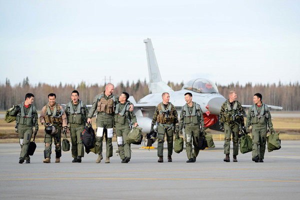 ▲ 비행을 마치고 돌아온 우리 공군의 KF-16 전투조종사들과 미공군 조종사들이 비행에 대한 소감과 의견을 나누고 있다. 현지 적응을 위한 친숙화 비행을 통해 양국 조종사들은 더욱 가까워졌으며, 이번 '레드플래그 알래스카' 훈련을 통해 연합공군의 기량이 한층 더 업그레이드될 것으로 기대된다.ⓒ공군