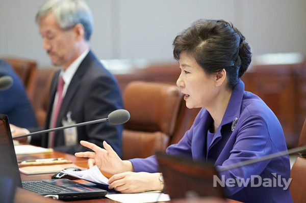 ▲ 박근혜 대통령이 6일 청와대에서 수석비서관회의를 주재하고 있다. ⓒ 뉴데일리(청와대 제공)