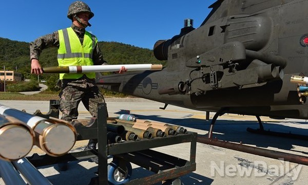 ▲ 미사일 장착하는 코브라.ⓒ뉴데일리 정상윤 사진기자
