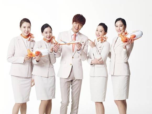 ▲ 제주항공 객실 승무원과 모델 이민호. ⓒ 제주항공 제공.