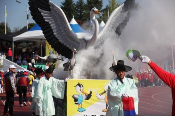 ▲ ‘2014 의성 가을빛고운대축제’에서 각 읍면동 대표자들이 이색적인 방법으로 행사장에 입장하는 퍼레이드를 펼쳤다. ⓒ의성군 제공