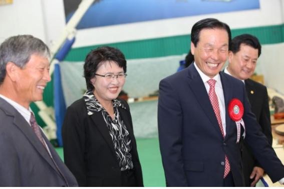 ▲ ‘2014 의성 가을빛고운대축제’ 행사장에 김주수 의성군수가 입장하고 있다. ⓒ의성군 제공