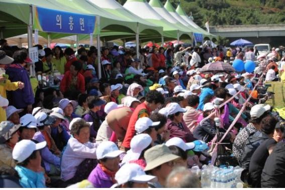 ▲ ‘2014 의성 가을빛고운대축제’ 행사장에 군민들이 빼곡히 들어서 있다. ⓒ의성군 제공