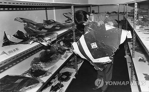 ▲ 지난 1983년 김포공항 임시보관소에 전시된 대한항공(KAL) 여객기 잔해.  ⓒ 연합뉴스