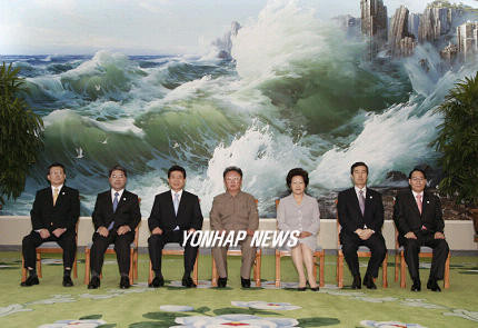 ▲ LH공사가 지난 2007년 남북정상회담이 열리기 두 달 전, 개성공단 호텔 사업 등에 75억 원을 출자했으나 아직까지 호텔은 개관조차 못하고 있는 것으로 드러났다. 사진은 남북정상회담 당시 기념 촬영으로, 사진 왼쪽 두 번째부터 이재정 경기교육감(당시 통일부장관), 노무현, 김정일. ⓒ연합뉴스 사진DB