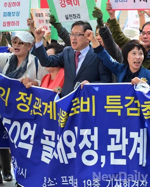 ▲ 황장수 소장(가운데) 주옥순 엄마부대 대표(오른쪽) 등이 구호를 외치고 있다.ⓒ 뉴데일리 정상윤 사진기자