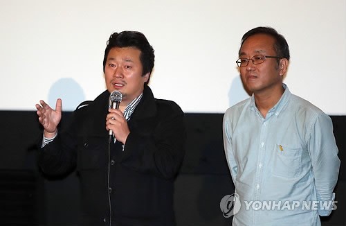 ▲ 제19회 부산국제영화제(BIFF) 와이드 앵글 부문의 다큐멘터리 쇼케이스에 초청된 '다이빙벨'의 이상호(왼쪽)·안해룡 감독이 6일 부산 해운대구 신세계센텀시티 영화관에서 관객과 대화를 하고 있다. [저작권자(c) 연합뉴스, 무단 전재-재배포 금지]