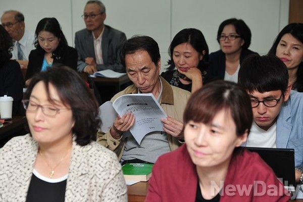 ▲ 바른사회시민회의 주최로 열린 이날 토론회는 김영봉 교수(세종대 석좌교수)가 사회를 맡고 이성호 교수(중앙대 교육학과)와 조전혁 전의원(18대 국회의원)이 각각[학교 선택권 제한, 교육의 이념정치화]를 주제로 발표했다. ⓒ뉴데일리 정재훈 기자