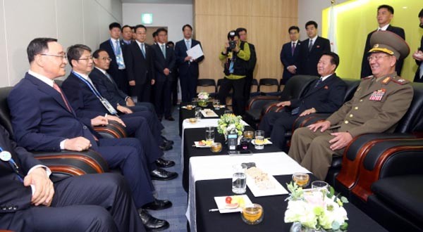 ▲ 황병서, 최룡해, 김양건 등 '북한 3인방'이 정홍원 국무총리, 류길재 통일부 장관 등과 대화를 나누는 모습. ⓒ미디어펜 보도화면 캡쳐.