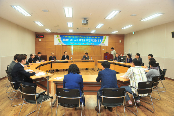 ▲ 경산시는 지난 6일 김성경(경북그린카부품진흥원장) 등을 초청한 가운데 2015년도 업무보고 연찬회를 가졌다.ⓒ경산시 제공