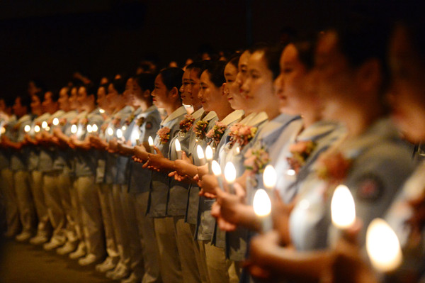 ▲ 이날 간호학과 2학년 재학생 147명은 촛불을 이어 받는 의식을 치렀다. 대구보건대 제공