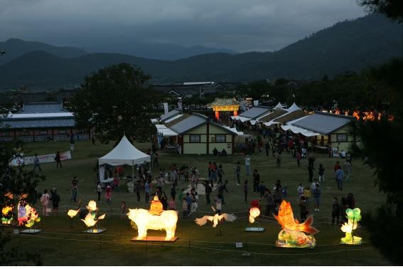 ▲ 지난 2회 행사에 진행된 신라간등회 행사모습. 신라시대 간등을 그대로 재현한 행사로 은은한 야경을 연출해 큰 인기를 끌었다.ⓒ대구불교방송 제공
