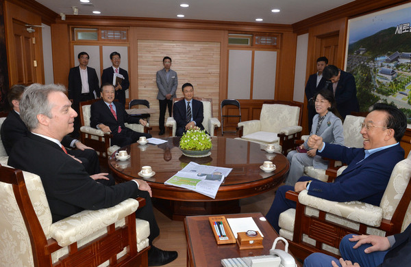 ▲ 보잉코리아 에릭 존 사장이 경북도를 방문해 김관용 도지사를 만났다. 에릭 존 사장은 영천의 보잉 항공전자 MRO센터를 아시아 허브로 육성하겠다고 했다. ⓒ경북도 제공