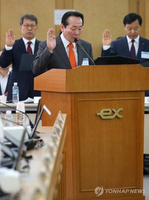 ▲ 8일 경기도 성남시 분당구 한국도로공사에서 열린 국회 국토교통위원회의 도로공사에 대한 국정감사에서 김학송 사장이 증인 선서를 하고 있다.ⓒ연합뉴스