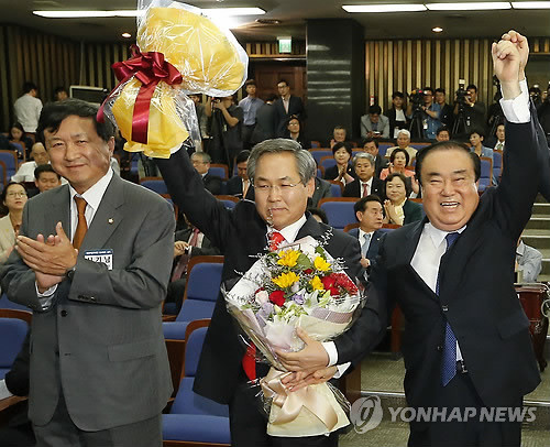 ▲ 새정치민주연합 우윤근 신임 원내대표가 당선 발표 직후 축하받고 있다. 왼쪽은 신기남 선거대책위원장, 오른쪽은 문희상 비상대책위원장. ⓒ연합뉴스 사진DB