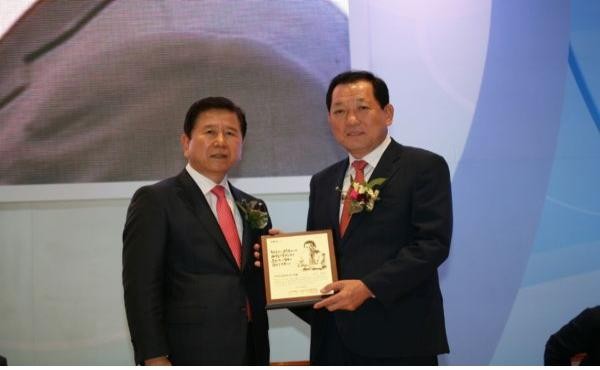 ▲ 김항곤 성주군수(오른쪽)가 8일 농협중앙회가 주는 지역농업발전 선도인상을 수상했다.ⓒ성주군 제공