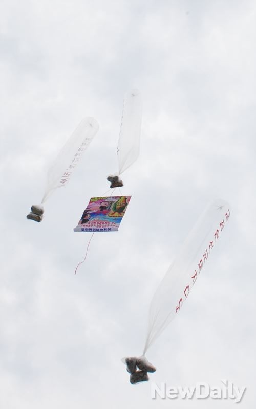 ▲ 북한 노동당 창건 기념일이자 황장엽 전 노동당비서의 서거 4주기인 10월10일을 맞아 자유북한운동연합은 오전 11시 경기도 파주시 오두산 통일전망대 주차장에서 대북전단을 날릴 예정이다. 사진은 자유북한운동연합이 9월21일 오전 파주 오두산통일전망대 인근 통일휴게소에서 날린 대북전단 모습. ⓒ 뉴데일리DB