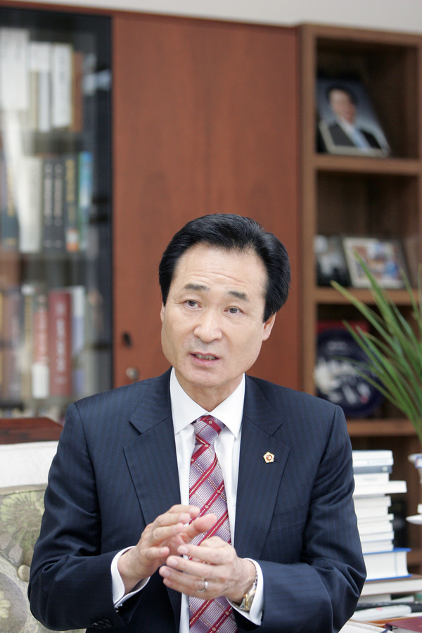 ▲ 취임 100일 맞은 이동희 대구시의회 의장은 시민에게 더욱 사랑받는 의회가 되도록 의회 본연의 업무에 충실하겠다고 밝혔다.ⓒ뉴데일리