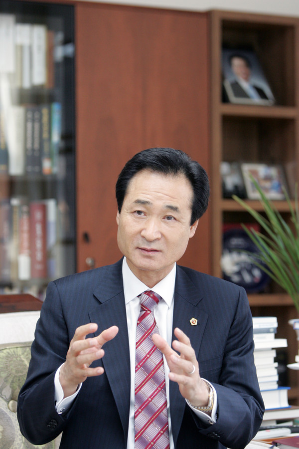 ▲ 이동희 시의회 의장은 시 집행부가 잘하는 것은 박수를 치고 못하는 것은 분명히 잘잘못을 따져 대구시 행정 전반에 대해 소상히 짚어보겠다고 말했다.ⓒ뉴데일리