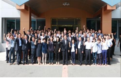 ▲ 김주수 군수와 군 공무원들이 지난 8일 군청앞에서 새로운 출발을 다짐하는 파이팅을 외치고 있다.ⓒ뉴데일리