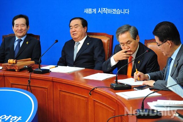 ▲ 새정치민주연합 박지원 비상대책위원(오른쪽)이 다른 비대위원의 발언 도중 조강특위 인선안 위에 메모하며 우윤근 원내대표와 대화를 나누고 있다. ⓒ뉴데일리 이종현 기자