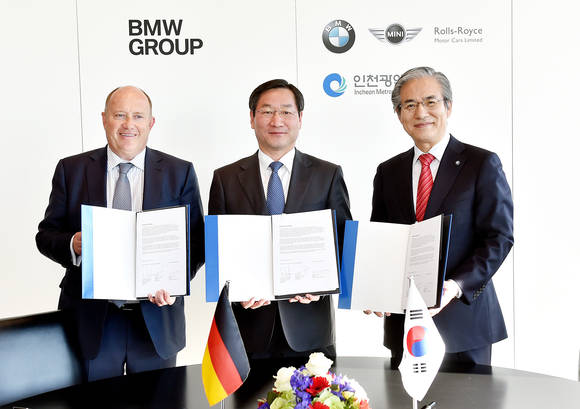▲ 9일 독일 뮌헨 BMW 그룹 본사에서 BMW 그룹과 인천시가 협력관계 확대 및 신규사업 발굴을 위한 MOU를 체결했다. (왼쪽부터) 헨드릭 본 퀸하임 BMW 그룹 아태 남아프리카 총괄사장, 유정복 인천시장, 김효준 BMW 그룹 코리아 사장ⓒBMW그룹 코리아