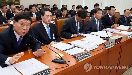 ▲ ⓒ이상무 한국농어촌공사 사장(왼쪽)이 10일 국회 농림축산식품해양수산위원회에서 진행된 한국농어촌공사·한국농수산식품유통공사 등에 대한 국정감사에서 답변하고 있다./연합뉴스 제공