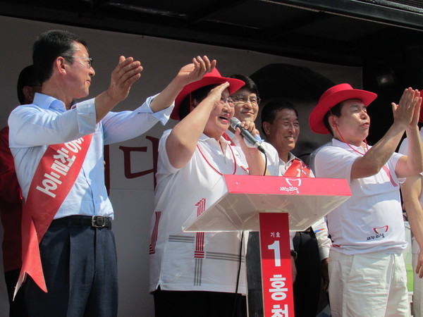 ▲ 10일 열린 국회 정무위 국감에서 나라사랑교육 예산 증액의 필요성을 강조한 새누리당 김을동 최고위원이 지난 7·30 재·보궐선거 유세 현장에서 유권자들에게 거수로 경례하고 있다. ⓒ정도원 기자