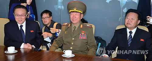 기습적으로 인천아시안게임 페막식에 나타난 북한 3인방. 왼쪽부터 김양건, 황병서, 최룡해.ⓒ뉴데일리