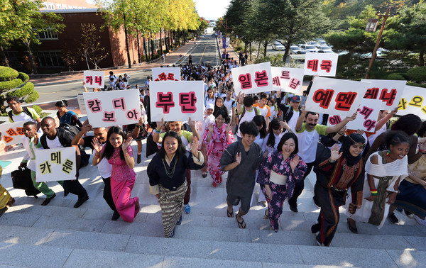 ▲ 국제문화주간 행사 중 하나였던 글로벌 페스티벌-25개국 전통의상 쇼 모습.@계명대 제공