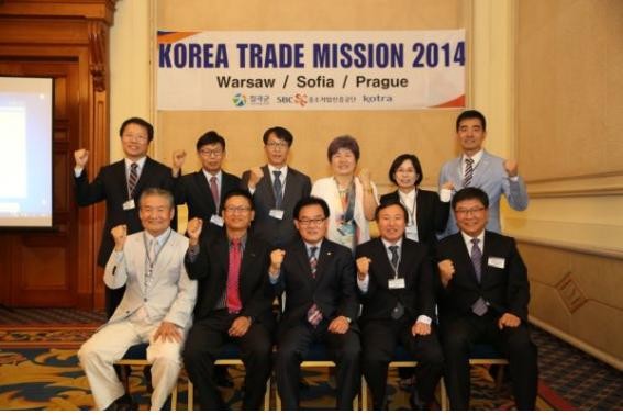 ▲ 칠곡군이 지난달 동유럽 시장개척을 위해 백선기 칠곡군수를 단장으로 기업인들이 참가한 무멱사절단을 구성해 해외시장 개척에 나섰다.ⓒ칠곡군 제공