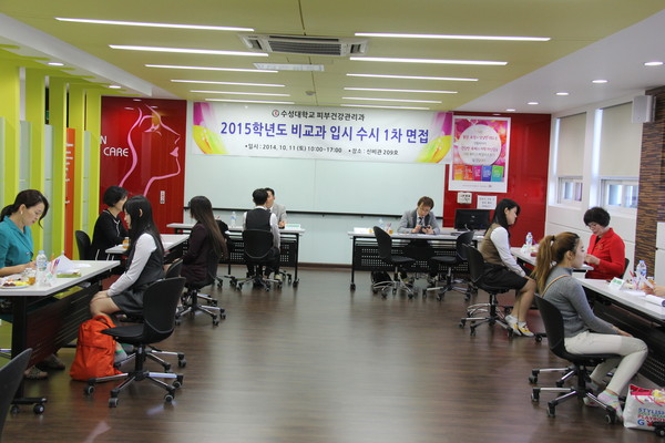 ▲ 수성대가 피부건강관리과 교수 및 비교과전형 외부 면접관들이 11일 신비관 209호에서 수험생들을 대상으로 면접을 보고 있다.ⓒ뉴데일리