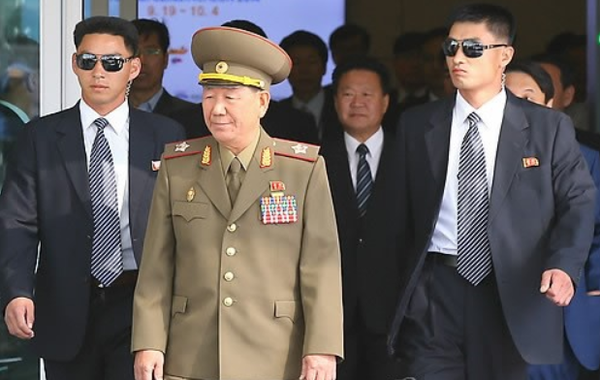 ▲ 조직지도부를 장악한 황병서가 아시안게임 폐막식에 참석하기 위해 인천에 왔다. 황병서 뒤에 최용해 모습이 보인다. 선글라스 착용 경호원을 대동. 눈길을 끌었다. ⓒ뉴데일리 사진 DB