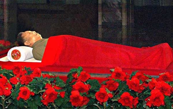▲ 방부제 처리되어 썩지도 않는 김정일 사체 ⓒ뉴데일리 사진 DB
