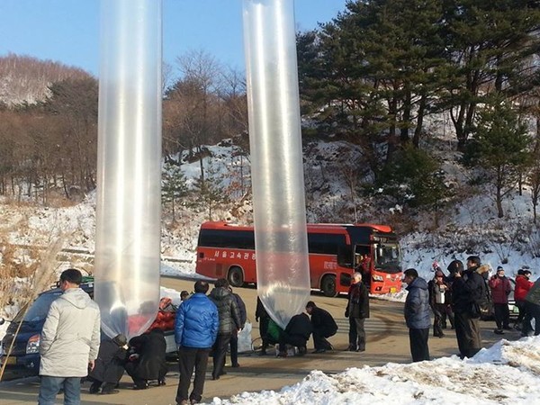 ▲ 대북전단을 날리기 위해 풍선에 수소가스를 넣고 있다. ⓒ뉴데일리 사진 DB
