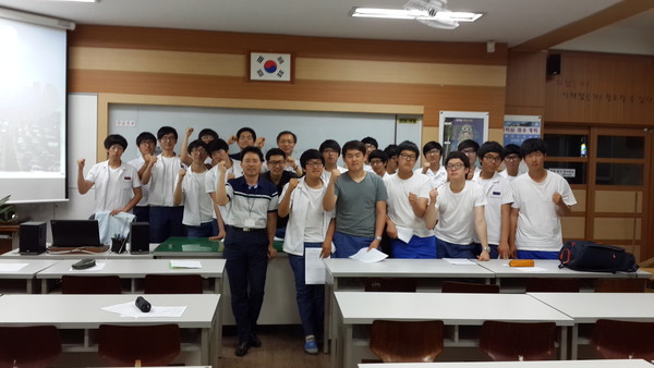 ▲ 프로보노 활동으로 열리는 영천고등학교 과학교육서포터즈 활동사진.ⓒ경북도 제공