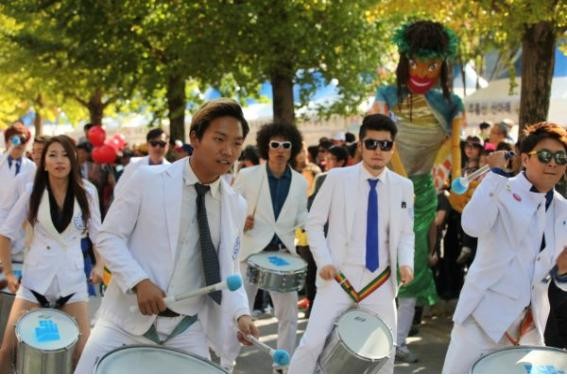 ▲ 문경사과축제에는 다양한 길거리 행사가 관람객들의 눈길을 사로 잡고 있다.@문경시 제공