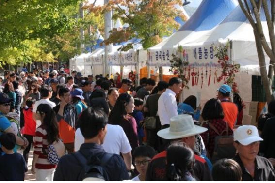 ▲ 문경사과축제 현장을 찾은 관람객들이 체험을 하기 위해 줄을 길게 서 있다.@문경시 제공