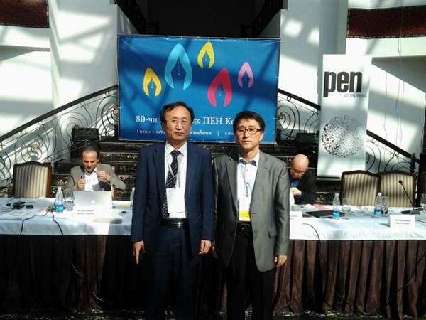 ▲ 지난 9월 29일부터 10월 2일까지 키르기스스탄의 수도 비슈케크에서 세계문인들의 회합인 제80차 국제펜대회가 열렸다. 여기에 참석한 망명북한펜센터의 림 일 소설가는 “북한의 도서 90%가 수령과 체제선전에 주제를 맞춘 작품이다. 심지어 교과서, 단행본, 기록문, 참고서 등에도 아주 짧게라도 수령의 교시가 인용된다”고 지적했다. 왼쪽은 망명북한펜센터 사무국장인 도명학 시인이다. [비슈케크 = 림일 기자]