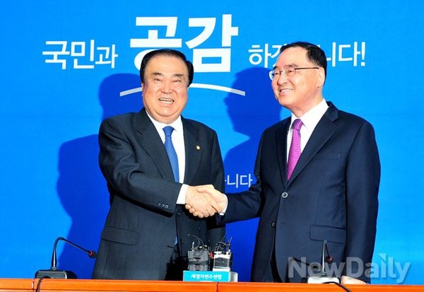 ▲ 정홍원 국무총리(오른쪽)가 13일 국회를 찾아 새정치민주연합 문희상 비상대책위원장을 예방하고, 함께 사진 촬영에 응하고 있다. ⓒ뉴데일리 이종현 기자