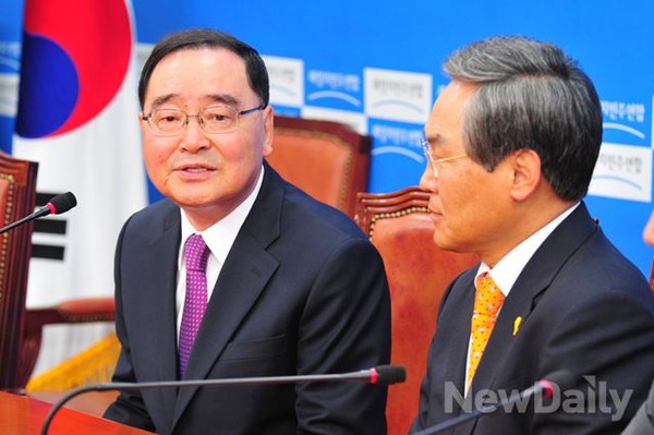 ▲ 정홍원 국무총리가 13일 국회를 찾아 새정치민주연합 우윤근 원내대표와 환담을 나누고 있다. ⓒ뉴데일리 이종현 기자