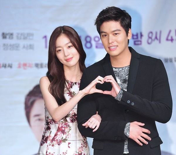 ▲ 장미빛 연인들 제작보고회, 하트 날리는 한선화-이장우 ⓒ 뉴데일리 정재훈 사진기자