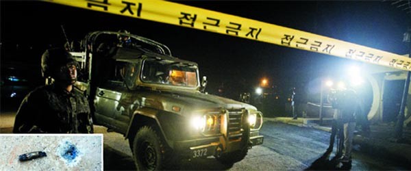▲ 지난 10일 북한 인민군이 쏜 고사총탄 낙하지점을 군 병력들이 지키고 있다. ⓒ조선닷컴 보도화면 캡쳐