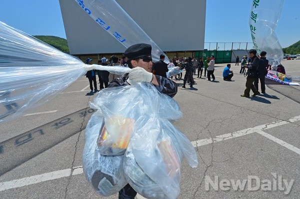 대북전단을 담은 풍선을 날리는 북한인권단체 회원들. ⓒ뉴데일리 DB
