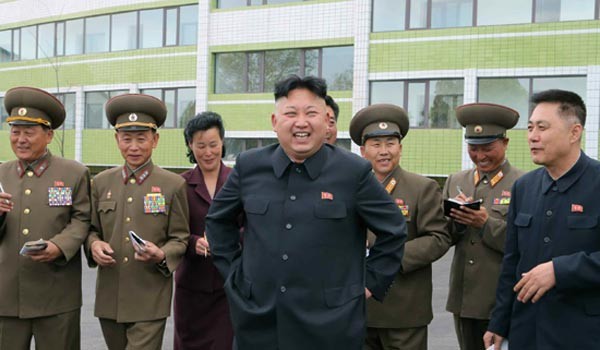 ▲ "'대북전단 총격으로 남남갈등이 일어났다'는 글에 '절뚝돼지 김정은' 님이 '좋아요'를 눌렀습니다." 한국 정치권과 언론은 '누구 편'인지 헷갈린다. ⓒ北관영매체 김정은 현지시찰 보도 캡쳐. 뉴데일리 DB
