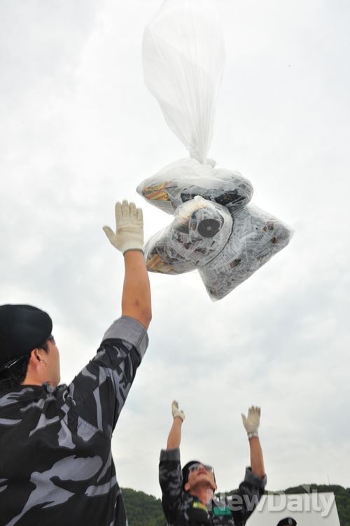 자유북한운동연합 회원들이 대북전단을 매단 풍선을 띄우고 있다. ⓒ뉴데일리 사진DB