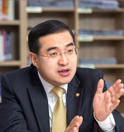 ▲ 새정치연합 박홍근 의원은 13일 한국사학진흥재단이 회계부정을 했던 대학들에 대해 ‘경미한 위반’ 또는 ‘단순 실수’로 처리하는 등 법률 위반을 눈감아주는 사례가 심각하다고 주장했다. ⓒ박홍근 의원 블로그